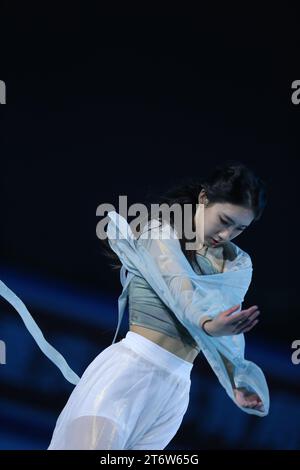 (231112) -- CHONGQING, 12 nov. 2023 (Xinhua) -- Chen Hongyi, de Chine, se produit lors de l'exposition de gala du Grand Prix ISU de patinage artistique de la coupe de Chine 2023 dans la municipalité de Chongqing, dans le sud-ouest de la Chine, le 12 novembre 2023. (Xinhua/Xu Yanan) Banque D'Images