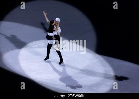 (231112) -- CHONGQING, 12 novembre 2023 (Xinhua) -- Annika Hocke (G) / Robert Kunkel d'Allemagne se produisent lors de l'exposition de gala du Grand Prix ISU de patinage artistique de la coupe de Chine 2023 dans la municipalité de Chongqing, dans le sud-ouest de la Chine, le 12 novembre 2023. (Xinhua/Huang Wei) Banque D'Images