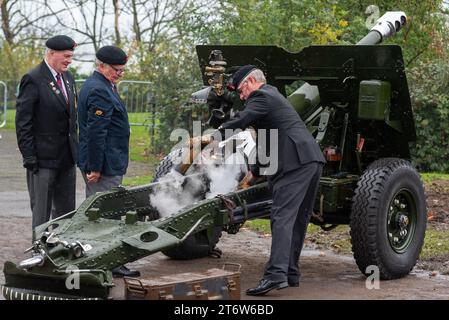 Clifftown Parade, Southend on Sea, Essex, Royaume-Uni. 12 novembre 2023. Un service du jour du souvenir a eu lieu au Southend War Memorial, au-dessus du front de mer de Southend on Sea. Les tirs d’un canon de 25 livres fourni par la Shoeburyness and South Essex Branch Royal Artillery Association ont été utilisés pour marquer le début et la fin des deux minutes de silence Banque D'Images