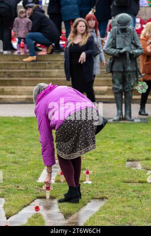 Clifftown Parade, Southend on Sea, Essex, Royaume-Uni. 12 novembre 2023. Un service du jour du souvenir a eu lieu au monument commémoratif de guerre de Southend conçu par Sir Edwin Lutyens, au-dessus du front de mer de Southend on Sea. Une figure en bronze d'un « Tommy » britannique a été ajoutée pour marquer le centenaire de la fin de la première Guerre mondiale. Personne plaçant une croix Banque D'Images