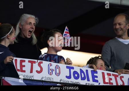 Supporters de Grande-Bretagne pendant la deuxième journée du match de la coupe Billie Jean King 2023 entre la Grande-Bretagne et la Suède à la Copper Box Arena, Londres. Date de la photo : dimanche 12 novembre 2023. Banque D'Images