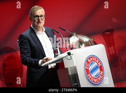 12 novembre 2023, Bavière, Munich : football : Bundesliga, Assemblée générale annuelle du FC Bayern Munich. Le PDG du FC Bayern Munich, Jan-Christian Dreesen, s’exprime sur scène lors de l’Assemblée générale annuelle. Photo : Angelika Warmuth/dpa Banque D'Images