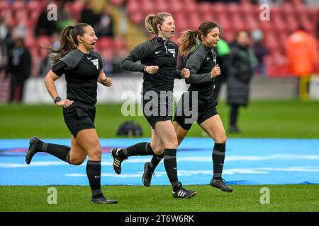 Ondon, Angleterre, le 12 novembre 2023. Londres, Royaume-Uni. 12 novembre 2023. Les officiels s'échauffent avant le match de la FA Women's Super League entre les Spurs Women et Liverpool Women à Brisbane Road, Londres, Angleterre, le 12 novembre 2023. Photo de Phil Hutchinson. Usage éditorial uniquement, licence requise pour un usage commercial. Aucune utilisation dans les Paris, les jeux ou les publications d'un seul club/ligue/joueur. Crédit : UK Sports pics Ltd/Alamy Live News Banque D'Images