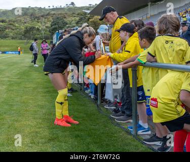 Porirua, Wellington, Nouvelle-Zélande, 12 novembre 2023 : Hailey Davidson signe des autographes pour ses supporters. Wellington Phoenix contre Western United. A-League Women. Parc de Porirua. Porirua. Wellington. Nouvelle-Zélande. Phoenix gagne à domicile 3-1 (HT 2-0). (Joe SERCI / SPP) Banque D'Images