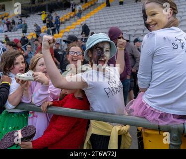 Porirua, Wellington, Nouvelle-Zélande, 12 novembre 2023 : de jeunes supporters de Wellington Phoenix partagent des scènes heureuses. Wellington Phoenix contre Western United. A-League Women. Parc de Porirua. Porirua. Wellington. Nouvelle-Zélande. Phoenix gagne à domicile 3-1 (HT 2-0). (Joe SERCI / SPP) Banque D'Images