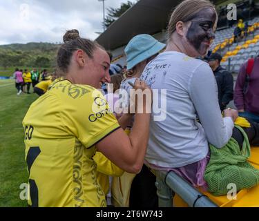 Porirua, Wellington, Nouvelle-Zélande, 12 novembre 2023 : Annalie Longo signe la chemise des asupporters. Wellington Phoenix contre Western United. A-League Women. Parc de Porirua. Porirua. Wellington. Nouvelle-Zélande. Phoenix gagne à domicile 3-1 (HT 2-0). (Joe SERCI / SPP) Banque D'Images