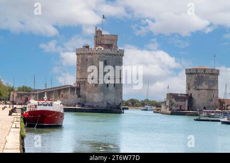 La Tour Saint-Nicolas et la Tour de la Chaîne de la Rochelle ont été construites entre le 14e et le 15e siècle, sur le front de mer à l'entrée du Banque D'Images