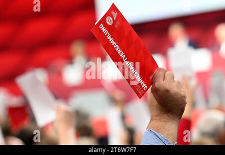 12 novembre 2023, Bavière, Munich : football : Bundesliga, Assemblée générale annuelle du FC Bayern Munich. Les membres votent à l'assemblée générale annuelle. Photo : Angelika Warmuth/dpa Banque D'Images