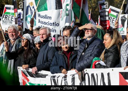 Jeremy Corbyn et John McDonnell se joignent à la marche derrière la bannière principale. Des centaines de milliers de personnes se réunissent pour appeler à un cessez-le-feu immédiat dans la guerre entre Israël et le Hamas. Des milliers d'enfants à Gaza ont été tués depuis qu'Israël a pris des mesures de représailles contre le Hamas après avoir tué plus de 1000 Israéliens et pris 220 otages. (Photo Martin Pope / SOPA Images/Sipa USA) Banque D'Images