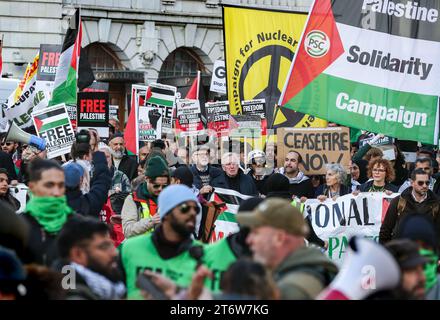 Jeremy Corbyn et John McDonnell (au centre) se joignent à la marche derrière la bannière principale. Des centaines de milliers de personnes se réunissent pour appeler à un cessez-le-feu immédiat dans la guerre entre Israël et le Hamas. Des milliers d'enfants à Gaza ont été tués depuis qu'Israël a pris des mesures de représailles contre le Hamas après avoir tué plus de 1000 Israéliens et pris 220 otages. Banque D'Images