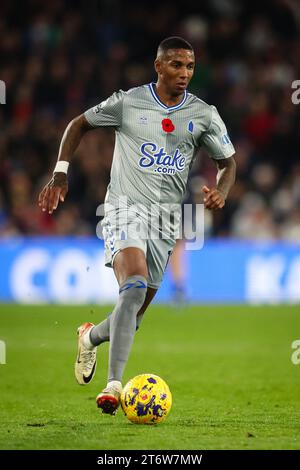 LONDRES, Royaume-Uni - 11 novembre 2023 : Ashley Young d'Everton en action lors du match de Premier League entre Crystal Palace F.C. et Everton F.C. à Selhurs Banque D'Images