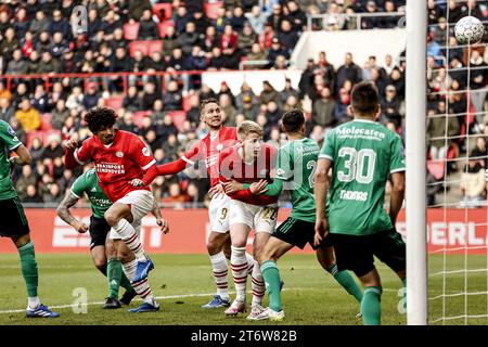 EINDHOVEN - (de gauche à droite) Andre Ramalho du PSV Eindhoven, Luuk de Jong du PSV Eindhoven marque les 3-0, Jerdy Schouten du PSV, Zico Buurmeester du PEC Zwolle, Ryan Thomas du PEC Zwolle lors du match néerlandais d'Eredivisie entre le PSV Eindhoven et le PEC Zwolle 12 novembre au stade Phillips. 2023 à Eindhoven, pays-Bas. ANP MAURICE VAN STEEN Banque D'Images