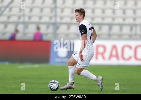 Wojciech Hajda de Puszcza Niepolomice vu en action lors du match de football polonais PKO Ekstraklasa League 2023/2024 entre Puszcza Niepolomice et Pogon Szczecin au stade de Cracovia. Score final ; Puszcza Niepolomice 0:2 Pogon Szczecin. Banque D'Images