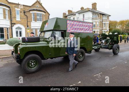 Clifftown Parade, Southend on Sea, Essex, Royaume-Uni. 12 novembre 2023. Un service du jour du souvenir a eu lieu au monument commémoratif de guerre de Southend conçu par Sir Edwin Lutyens au-dessus du front de mer de Southend on Sea, avec des bandes, cadets et associations locales marchant vers le cénotaphe et retour, en passant des dignitaires au retour. Les tirs d’un canon de 25 livres fourni par la Shoeburyness and South Essex Branch Royal Artillery Association ont été utilisés pour marquer le début et la fin des deux minutes de silence Banque D'Images