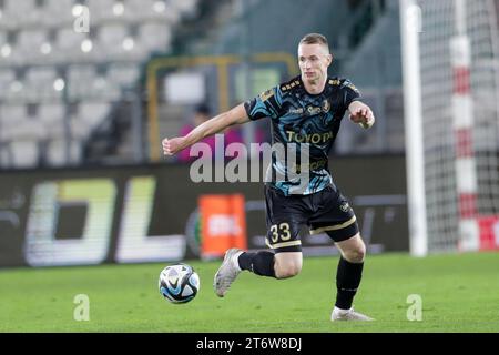 Mariusz Malec de Pogon Szczecin vu en action lors du match de football polonais PKO Ekstraklasa League 2023/2024 entre Puszcza Niepolomice et Pogon Szczecin au stade de Cracovia. Score final ; Puszcza Niepolomice 0:2 Pogon Szczecin. Banque D'Images