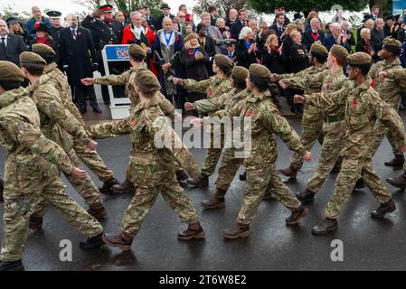 Clifftown Parade, Southend on Sea, Essex, Royaume-Uni. 12 novembre 2023. Un service du jour du souvenir a eu lieu au mémorial de guerre de Southend au-dessus du front de mer de Southend on Sea, avec des bandes, des cadets et des associations locales marchant vers le cénotaphe et retour, passant des dignitaires au retour. Westcliff High School for Boys Combined Cadet Force prenant le salut Banque D'Images