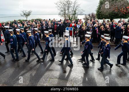 Clifftown Parade, Southend on Sea, Essex, Royaume-Uni. 12 novembre 2023. Un service du jour du souvenir a eu lieu au mémorial de guerre de Southend au-dessus du front de mer de Southend on Sea, avec des bandes, des cadets et des associations locales marchant vers le cénotaphe et retour, passant des dignitaires au retour. Jeunes scouts Banque D'Images