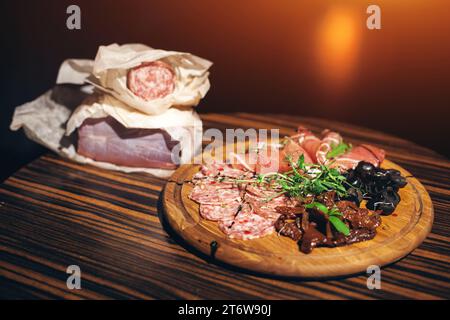 assiette en bois avec viande tranchée et verdure sur planche de bois Banque D'Images