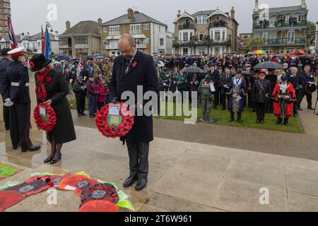 Southend on Sea, Royaume-Uni. 12 novembre 2023. Cérémonie solennelle du dimanche du souvenir à Southend-on-Sea, avec dépôt de couronnes de coquelicots au monument aux morts. Le personnel en uniforme, les civils et les enfants se rassemblent par temps pluvieux pour honorer les morts. Politiciens locaux, conseillers, hommes et femmes militaires et membres du public, service du jour du souvenir au cénotaphe Southend. Penelope Barritt/Alamy Live News Banque D'Images