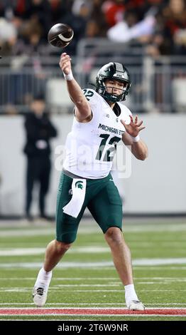 Le quarterback des Spartans du Michigan State, Katin Houser (12 ans), lance une passe lors du premier quart-temps contre les Buckeyes de l’Ohio à Columbus, Ohio, le samedi 11 novembre 2023. Photo de Aaron Josefczyk/UPI Banque D'Images