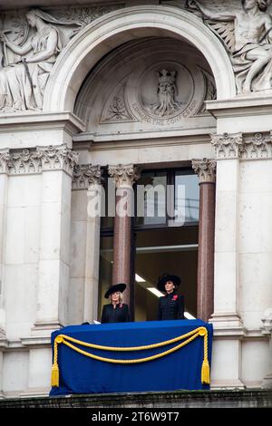 12 novembre 2023. Londres, Royaume-Uni. L'effondrement du choriste cause de préoccupation au cénotaphe. Des balayeuses de route, un ancien Premier ministre, Sir John Major, le chef du SNP à Westminster, Stephen Flynn, Suella Braverman, ministre de l'intérieur, police métropolitaine, la Reine et la Princesse de Galles, les ingénieurs de production et du son, la caméra vidéo SONY et les choristes de l'abbaye de Westminster, dont l'un s'est évanoui et soigné par les médecins. Crédit Peter Hogan/ALAMY Banque D'Images