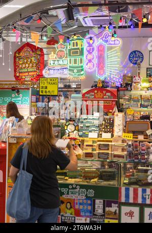 Magasin de souvenirs de style Hong Kong à Central Market, Central, Hong Kong Island, Hong Kong Banque D'Images