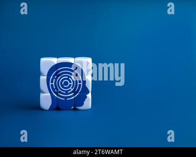 Symbole de jeu de labyrinthe dans la tête humaine sur des blocs de puzzle blanc terminés sur fond bleu avec espace de copie. Solution d'affaires, planification pour surmonter les obstacles Banque D'Images