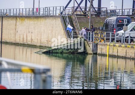 Schleusentor auf dem Rhein BEI Iffezheim zerstört : Millionenschaden wegen Unaufmerksamkeit Frachtschiff rammt Schleusentor an deutsch-französischer Grenze Reparaturen werden wohl mehrere Monate andauern Ein kurzer moment der Unaufursksmerksamkeit Hat an der Rhein-Schleezeinen use großen. Wie ein Sprecher der Wasserschutzpolizei am Sonntag auf Anfrage mitteilte, krachte das Gütermotorschiff la Primavera am Samstag UM 14,15 Uhr BEI der Fahrt von Basel nach Karlsruhe gegen ein geschlossenes Schleusentor an der Anlage. DAS Tor des Zweikammer-Systems war geschlossen, da ei Banque D'Images
