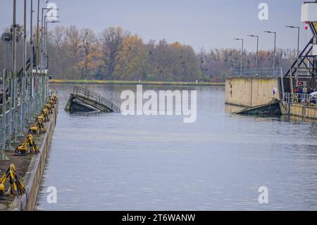 Schleusentor auf dem Rhein BEI Iffezheim zerstört : Millionenschaden wegen Unaufmerksamkeit Frachtschiff rammt Schleusentor an deutsch-französischer Grenze Reparaturen werden wohl mehrere Monate andauern Ein kurzer moment der Unaufursksmerksamkeit Hat an der Rhein-Schleezeinen use großen. Wie ein Sprecher der Wasserschutzpolizei am Sonntag auf Anfrage mitteilte, krachte das Gütermotorschiff la Primavera am Samstag UM 14,15 Uhr BEI der Fahrt von Basel nach Karlsruhe gegen ein geschlossenes Schleusentor an der Anlage. DAS Tor des Zweikammer-Systems war geschlossen, da ei Banque D'Images