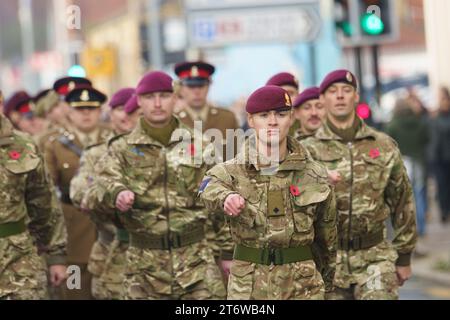 Hull, E. Yorkshire, 12 novembre 2023. Les habitants de Hull et de l'East Yorkshire ont rendu hommage cette année aux millions de personnes qui ont perdu la vie dans le conflit lors des commémorations du jour du souvenir dans le centre-ville. Des chefs civiques et des dignitaires, une bande de police, des membres d'un certain nombre d'associations d'anciens combattants et des membres actifs des forces armées, ainsi que l'Ambulance Saint-Jean et les services de feu bleu, étaient présents. PHOTO : Bridget Catterall AlamyLiveNews Banque D'Images