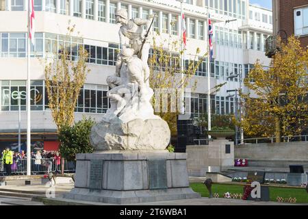 Hull, E. Yorkshire, 12 novembre. Les habitants de Hull et du Yorkshire de l'est ont rendu hommage aux millions de personnes qui ont perdu la vie dans un conflit lors des commémorations du jour du souvenir dans le centre-ville. Des chefs civiques et des dignitaires, une bande policière, des membres d'un certain nombre d'associations d'anciens combattants et des membres actifs des forces armées, ainsi que l'Ambulance Saint-Jean et les services de feu bleu, étaient présents. PHOTO : Monument commémoratif de la guerre des Boers Bridget Catterall AlamyLiveNews Banque D'Images