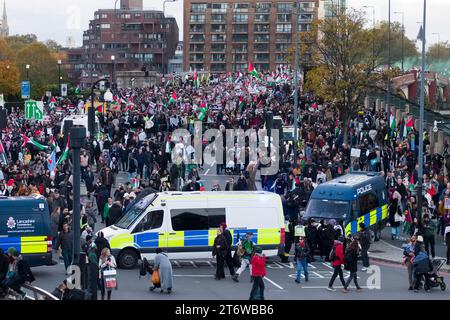 Londres, Royaume-Uni - 11 novembre 2023 - des manifestants arrivant à Vauxhall franchissant le pont de Vauxhall lors d'une manifestation organisée par la Palestine Solidarity Campaign pour exiger un cessez-le-feu à Gaza, qui a attiré plus de 300,00 000 personnes. Banque D'Images