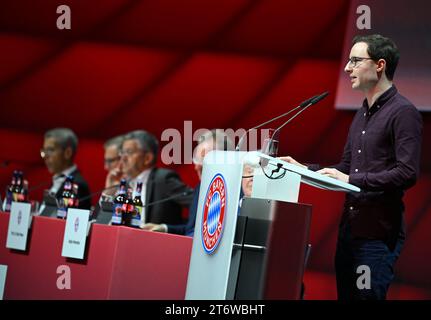 12 novembre 2023, Bavière, Munich : football : Bundesliga, Assemblée générale annuelle du FC Bayern Munich. Le membre Michael Ott prend la parole à l’assemblée générale annuelle. Photo : Angelika Warmuth/dpa Banque D'Images