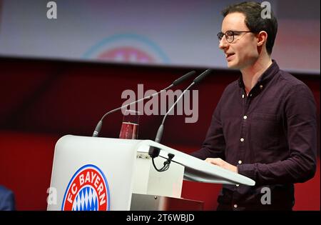 12 novembre 2023, Bavière, Munich : football : Bundesliga, Assemblée générale annuelle du FC Bayern Munich. Le membre Michael Ott prend la parole à l’assemblée générale annuelle. Photo : Angelika Warmuth/dpa Banque D'Images