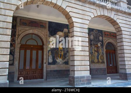 Bâtiment Arches & portes avec fresques de Diego Rivera, Secretaria de Educacion Building, Mexico City, Mexique Banque D'Images