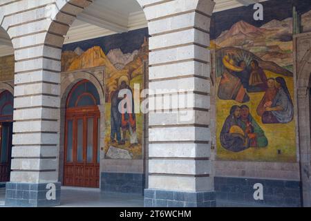 Bâtiment Arches & portes avec fresques de Diego Rivera, Secretaria de Educacion Building, Mexico City, Mexique Banque D'Images