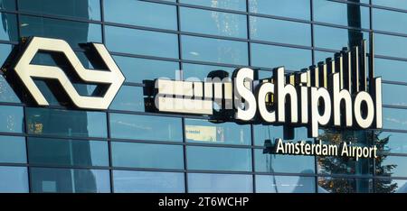 AMSTERDAM, PAYS-BAS - 10 NOVEMBRE 2023 : aéroport international d'Amsterdam Schiphol. Banque D'Images
