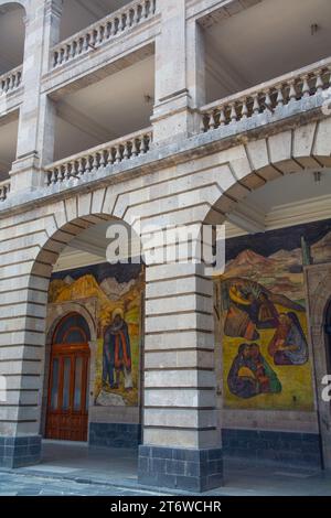 Bâtiment Arches & portes avec fresques de Diego Rivera, Secretaria de Educacion Building, Mexico City, Mexique Banque D'Images