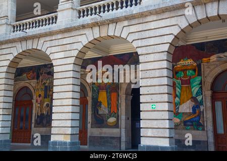 Bâtiment Arches & portes avec fresques de Diego Rivera, Secretaria de Educacion Building, Mexico City, Mexique Banque D'Images