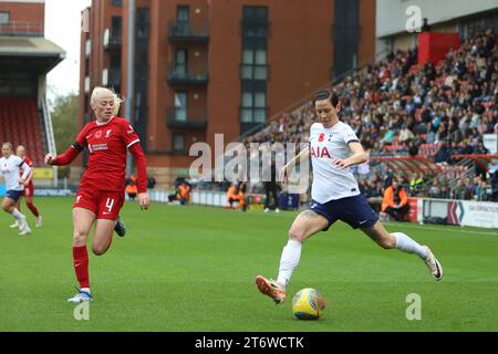 Londres, Royaume-Uni. 12 novembre 2023. Londres, Angleterre, 12 novembre 2023 : Ashleigh Neville (29 Tottenham Hotspur) croise le ballon lors du match de FA Women's Super League entre Tottenham Hotspur et Liverpool à Brisbane Road à Londres, Angleterre (Alexander Canillas/SPP) crédit : SPP Sport Press photo. /Alamy Live News Banque D'Images