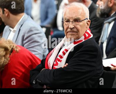 12 novembre 2023, Bavière, Munich : football : Bundesliga, Assemblée générale annuelle du FC Bayern Munich. Edmund Stoiber, ancien ministre-président et membre bavarois, suit l'assemblée générale annuelle. Photo : Angelika Warmuth/dpa Banque D'Images