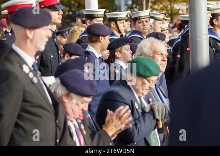 Hull, E. Yorkshire, 12 novembre. Les habitants de Hull et du Yorkshire de l'est ont rendu hommage aux millions de personnes qui ont perdu la vie dans un conflit lors des commémorations du jour du souvenir dans le centre-ville. Des chefs civiques et des dignitaires, une bande policière, des membres d'un certain nombre d'associations d'anciens combattants et des membres actifs des forces armées, ainsi que l'Ambulance Saint-Jean et les services de feu bleu, étaient présents. PHOTO : prières Bridget Catterall AlamyLiveNews Banque D'Images