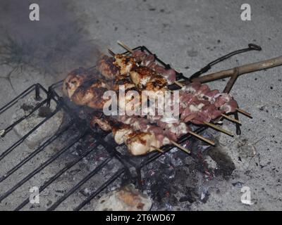 Poulet satay grillé sur des charbons Banque D'Images