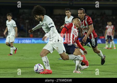 12 novembre 2023, Mexico, Ciudad de Mexico, Mexique : 11 novembre, 2023, Mexico, Mexique : CÃ©sar Huerta de Pumas (L) en action contre Chivas lors du match Pumas vs Chivas de Guadalajara du Tournoi Apertura 2023 de la MX League, au Stade Olympique universitaire. Le 11 novembre 2023 à Mexico, Mexique. (Image de crédit : © Ismael Rosas/eyepix via ZUMA Press Wire) USAGE ÉDITORIAL SEULEMENT! Non destiné à UN USAGE commercial ! Banque D'Images