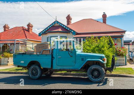 New Norfolk, Tasmanie, Australie - décembre 26 2022 : véhicule utilitaire Toyota Landcruiser FJ40 à quatre roues motrices stationné devant une maison de campagne Banque D'Images