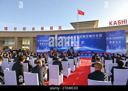 (231112) -- KASHGAR, 12 novembre 2023 (Xinhua) -- cette photo prise le 11 novembre 2023 montre la cérémonie de dévoilement de la zone pilote de libre-échange de la région chinoise de Kashgar (Xinjiang) à Kashgar, dans la région autonome ouïgoure du Xinjiang, au nord-ouest de la Chine. La Préfecture de Kashgar, qui jouit d'avantages géographiques uniques, sert de porte d'entrée pour l'ouverture, reliant la Chine à l'Asie centrale, à l'Asie du Sud, à l'Asie occidentale et à l'Europe. Grâce à des politiques favorables, à l’amélioration des infrastructures et à la promotion des échanges transfrontaliers, la préfecture a connu un développement rapide. Au cours des trois premiers trimestres de cette année, t Banque D'Images