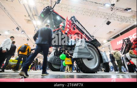 12 novembre 2023, Basse-Saxe, Hanovre : un Leeb 6,460 VL avec deux mètres de garde au sol pour le traitement des champs de maïs ou de tournesol avec protection des cultures est sur le stand Horsch au salon de technologie agricole Agritechnica. L'organisateur, la Société agricole allemande, attend environ 400 000 visiteurs du monde entier jusqu'au 18 novembre. Photo : Julian Stratenschulte/dpa Banque D'Images