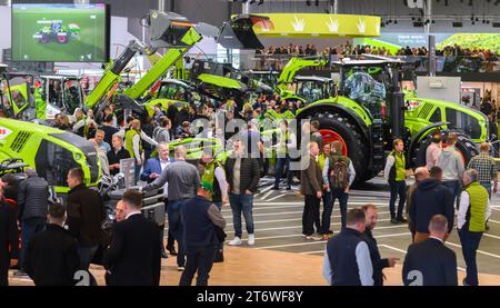 12 novembre 2023, Basse-Saxe, Hanovre : des tracteurs sur le stand Claas au salon de technologie agricole Agritechnica. L'organisateur, la Société agricole allemande, attend environ 400 000 visiteurs du monde entier jusqu'au 18 novembre. Photo : Julian Stratenschulte/dpa Banque D'Images