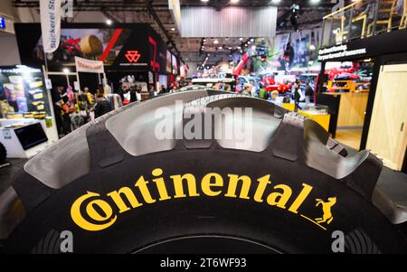 12 novembre 2023, Basse-Saxe, Hanovre : un grand pneu de tracteur se trouve sur le stand Continental du salon des machines agricoles Agritechnica. L'organisateur, la Société agricole allemande, attend environ 400 000 visiteurs du monde entier jusqu'au 18 novembre. Photo : Julian Stratenschulte/dpa Banque D'Images