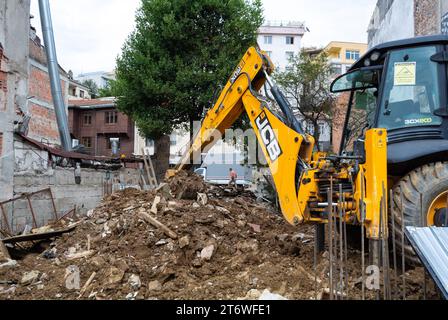 Istanbul, Turquie, Un chantier de construction avec une excavatrice jaune dans le quartier d'uskudar, éditorial seulement. Banque D'Images